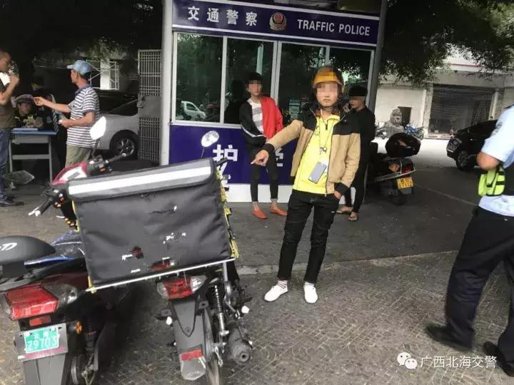 外卖小哥骑摩托车送餐,外卖小哥骑宝马摩托送外卖