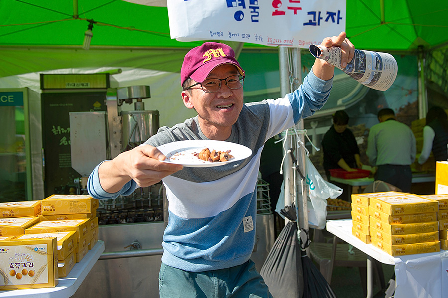 韩国女生街头小吃摆摊,广州韩国炸鸡摆地摊
