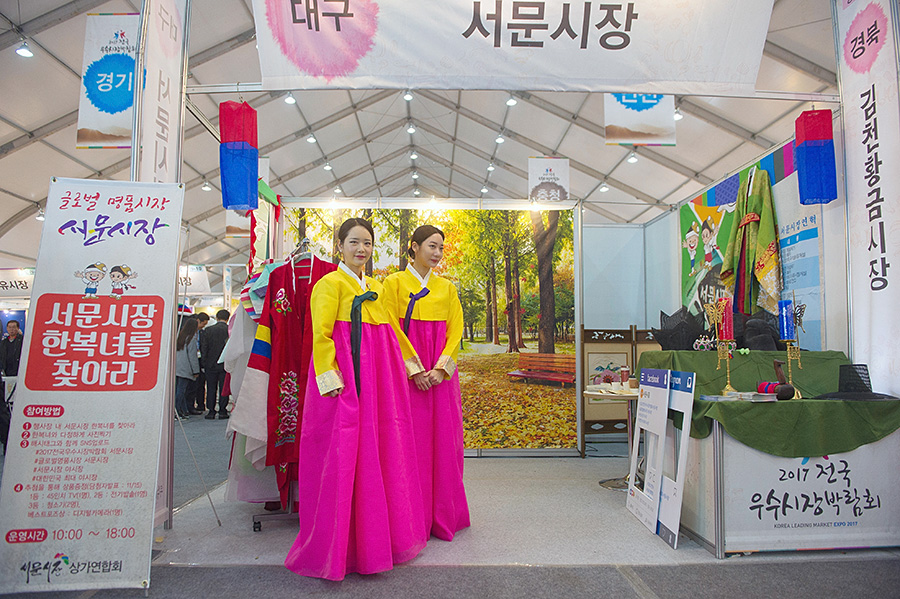 韩国女生街头小吃摆摊,广州韩国炸鸡摆地摊