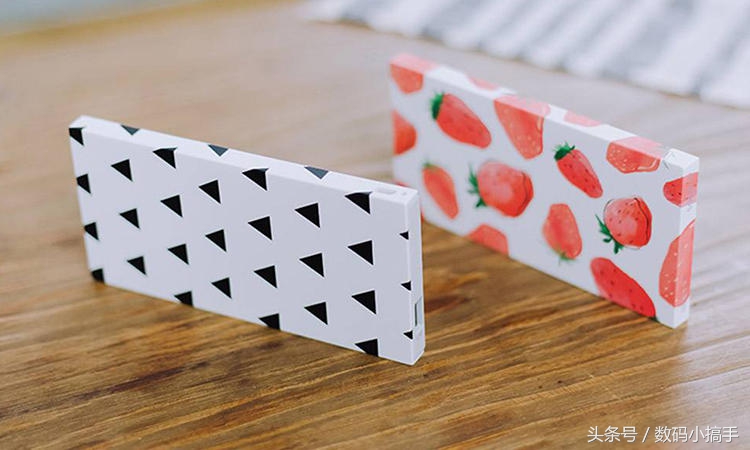 小巧电量又足的充电宝,带呼吸灯超薄充电宝