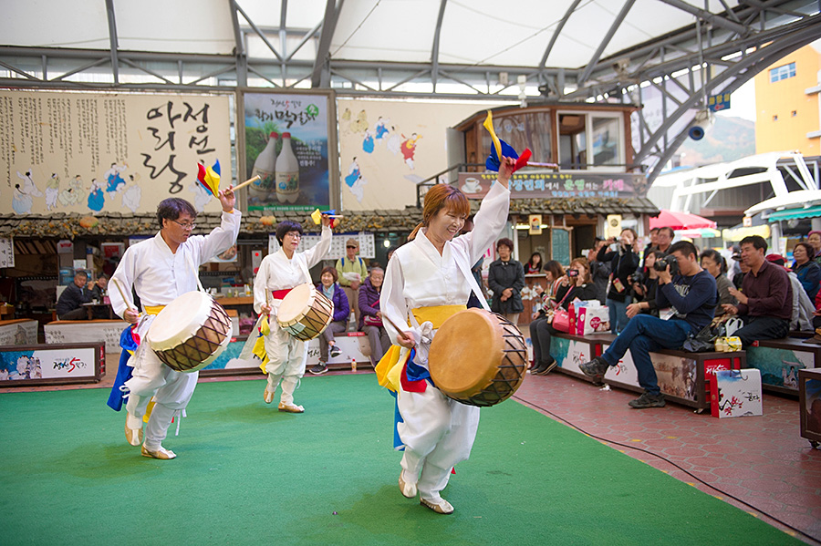 韩国女生街头小吃摆摊,广州韩国炸鸡摆地摊