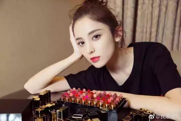 明星晒自己口红,晒男朋友口红