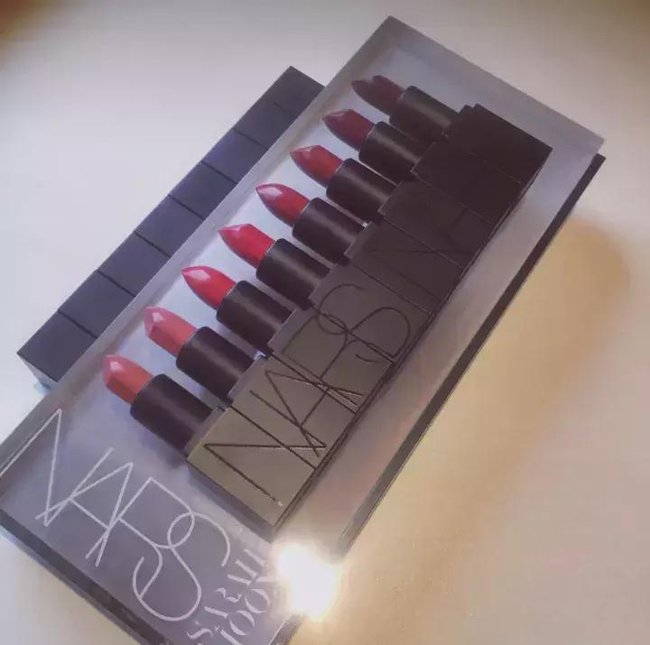 明星晒自己口红,晒男朋友口红