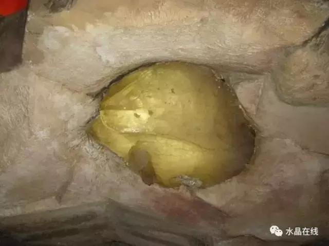 黄水晶千手观音吊坠真假,纯净体黄水晶怎么辨别真假