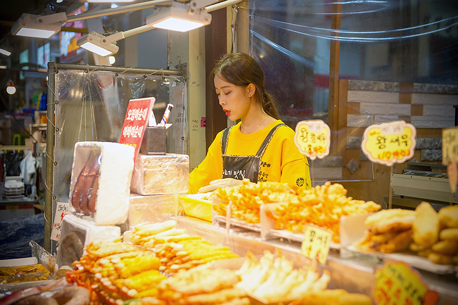 韩国女生街头小吃摆摊,广州韩国炸鸡摆地摊