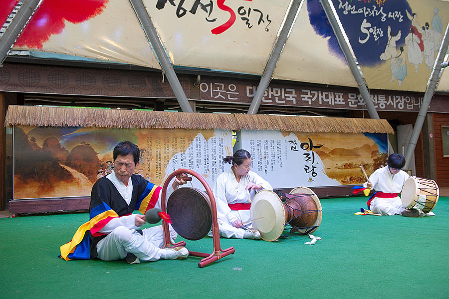 韩国女生街头小吃摆摊,广州韩国炸鸡摆地摊