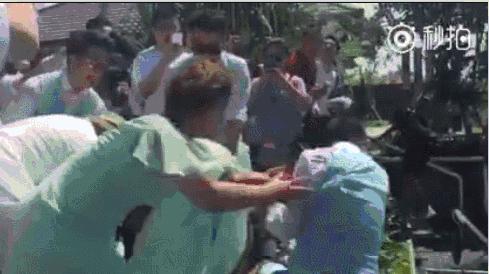 隆诗VS包包，两场在巴厘岛举办的婚礼，为什么评价差这么多？