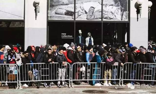 1件T恤卖上千元美金抢购现场需警察维持秩序,Supreme为什么这么牛!