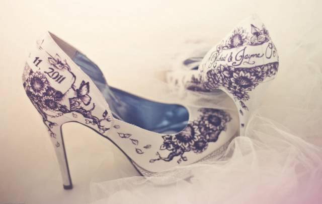 新买的鞋子挤脚怎么使鞋子变大,鞋子买小了可以试试这个方法