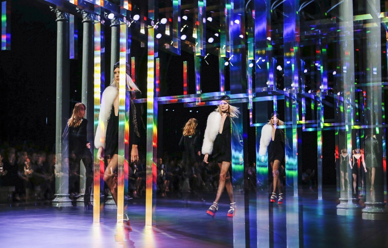 终于甩好了肉准备塞进这些衣裤的时候｜罪魁祸首跑了～