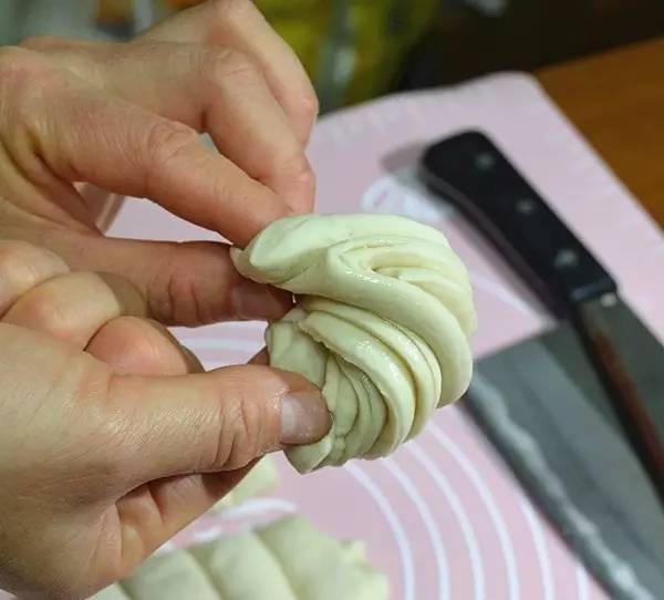 花卷怎么包又好看又简单,一次做400个花卷怎么操作