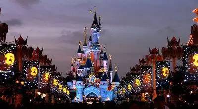 上海迪士尼酒店最高3000多元一晚！半小时卖出上万张门票！杭州一家人去玩要花多少？算完整个人不好了