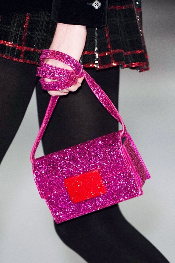 终于甩好了肉准备塞进这些衣裤的时候｜罪魁祸首跑了～