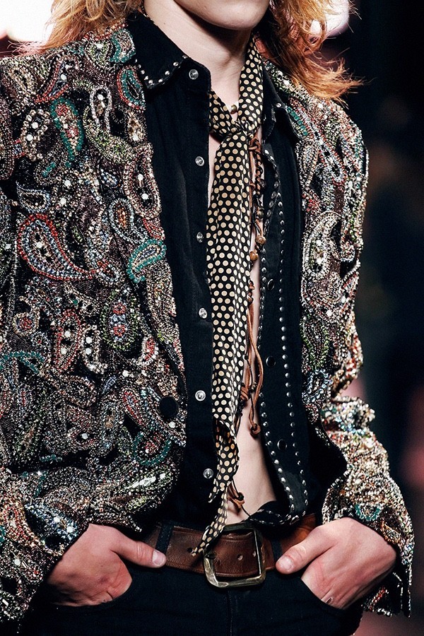 终于甩好了肉准备塞进这些衣裤的时候｜罪魁祸首跑了～