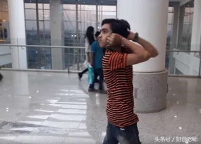 巴基斯坦男孩头能转180？！宝宝后天柔韧训练不良方式早知道！