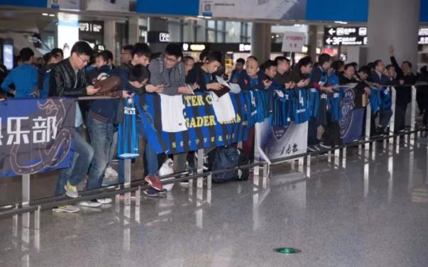 油腻大叔款球童来袭!苏宁双十一传奇足球夜情怀上演!