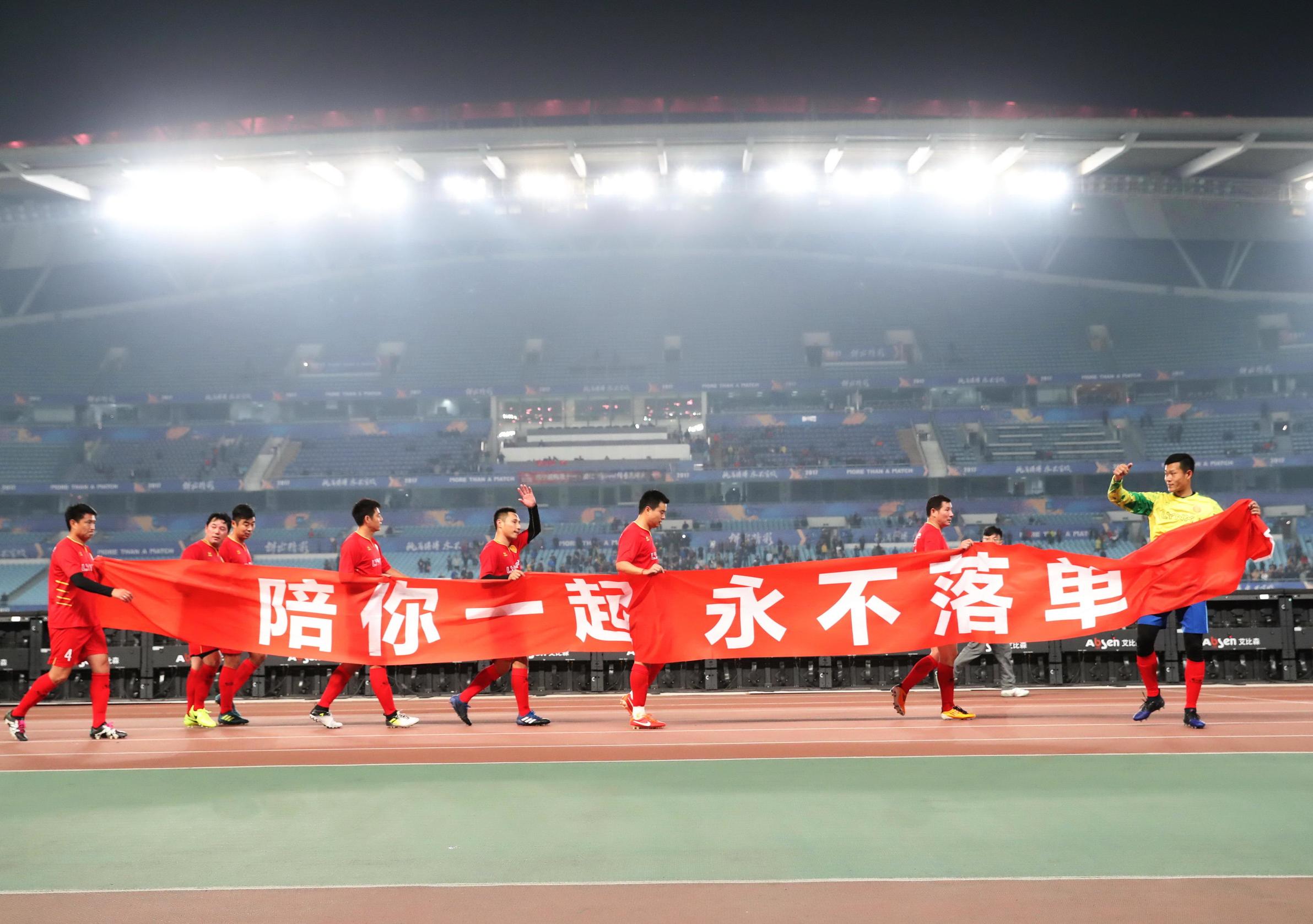 油腻大叔款球童来袭!苏宁双十一传奇足球夜情怀上演!