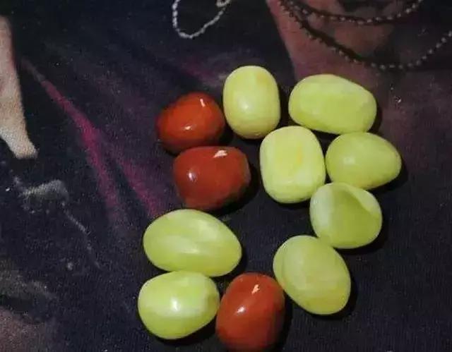 100年老蜜蜡真假鉴别,琥珀坊蜜蜡真假对比图