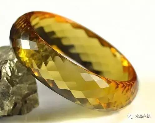 黄水晶千手观音吊坠真假,纯净体黄水晶怎么辨别真假