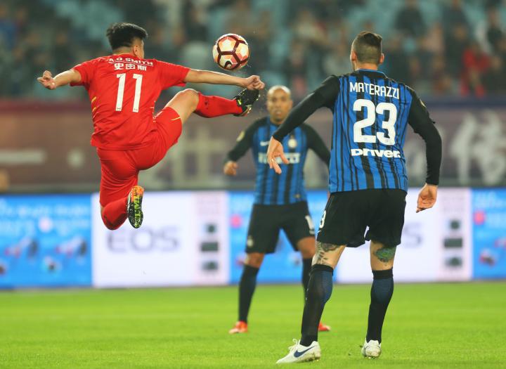 油腻大叔款球童来袭!苏宁双十一传奇足球夜情怀上演!