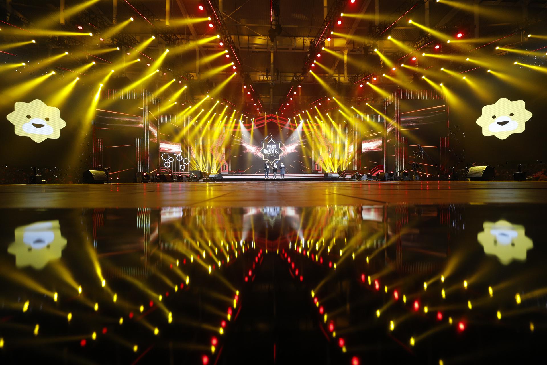 油腻大叔款球童来袭!苏宁双十一传奇足球夜情怀上演!