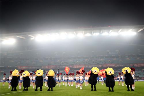 油腻大叔款球童来袭!苏宁双十一传奇足球夜情怀上演!