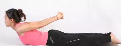 瑜伽练手臂力量最好的方法,空中瑜伽幻椅式手臂平举功效