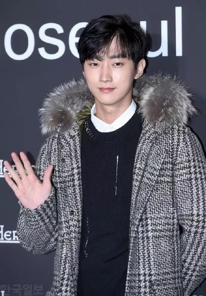 一周爱豆穿衣榜｜允儿领衔众女神短发潮郑氏姐妹一刚一柔美翻天