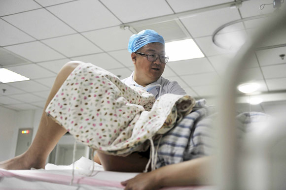 十万火急眼看孕妇要生了可母亲死活不让医生接生，这是怎么回事呢