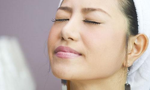 脸上起一片沙粒小疙瘩不痛不痒,天热脸上就长小疙瘩不痛不痒咋办