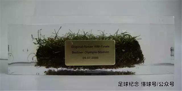 纪念足球礼物,伯纳乌球场草皮纪念品