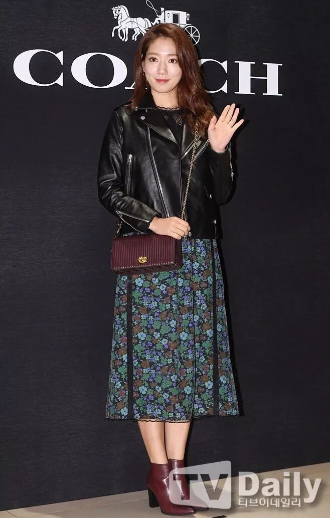 一周爱豆穿衣榜｜允儿领衔众女神短发潮郑氏姐妹一刚一柔美翻天