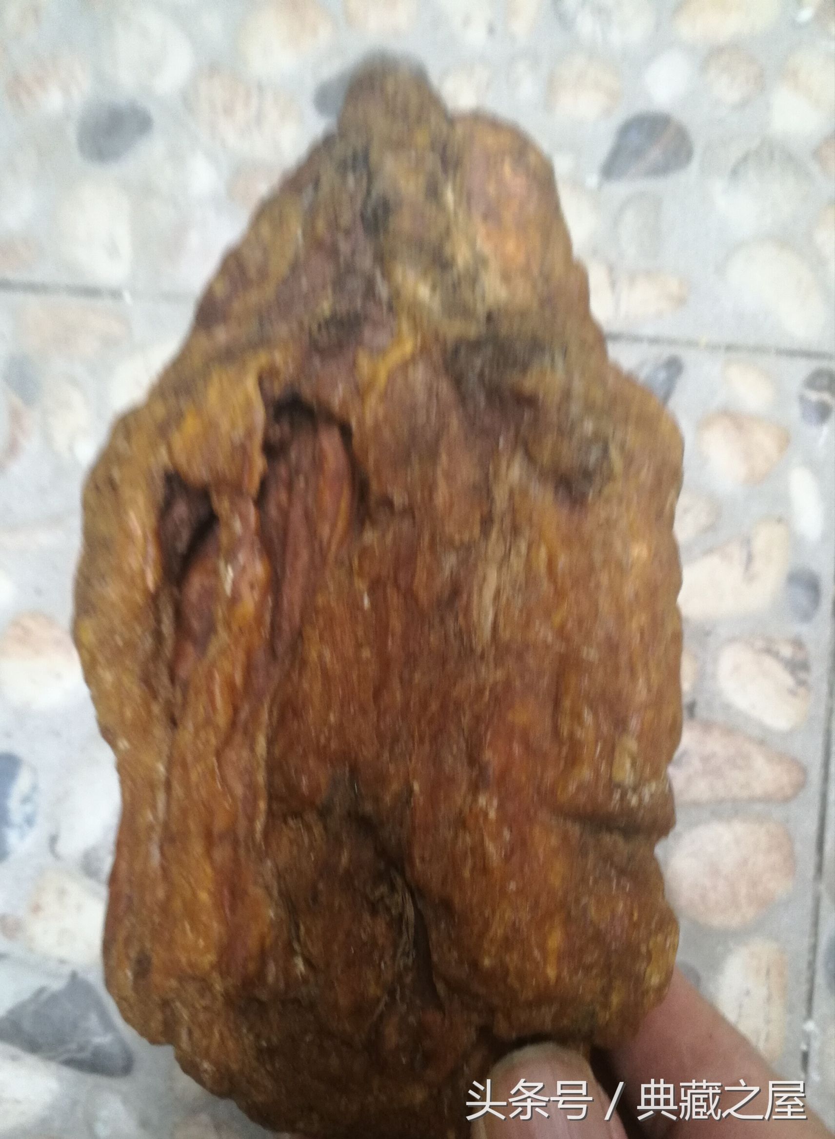 一块琥珀原石浮显人神掠影