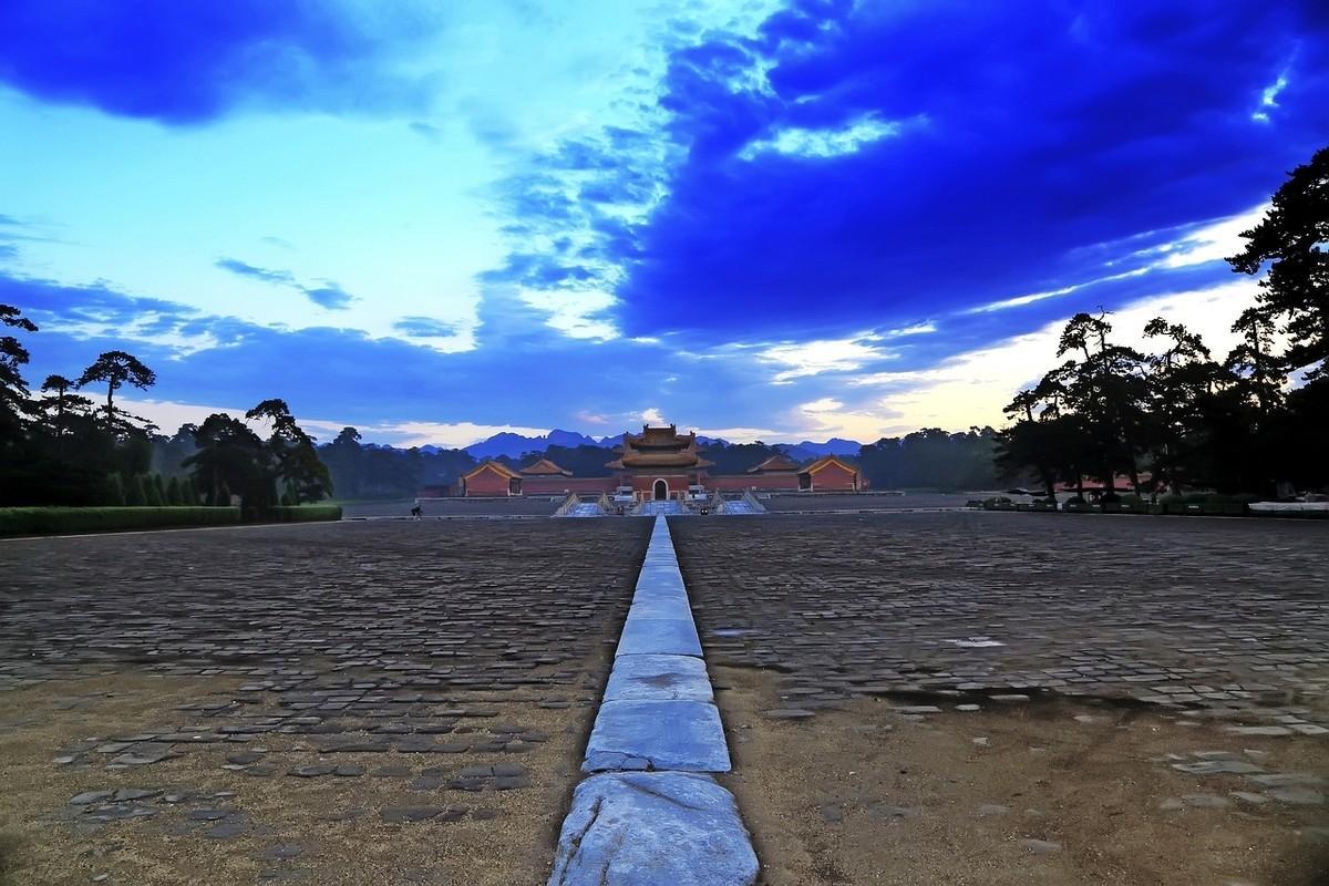 雍正的陵墓为什么不跟康熙的一起,乾隆给雍正修陵墓