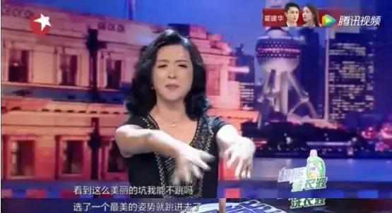 金星怒怼景区翡翠*局骗**，被坑18000买了对“赠品货”假手镯！