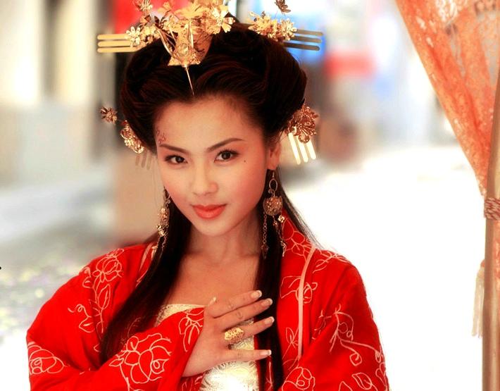 作为皇帝，他是个笑话，作为诗人，他是个神话