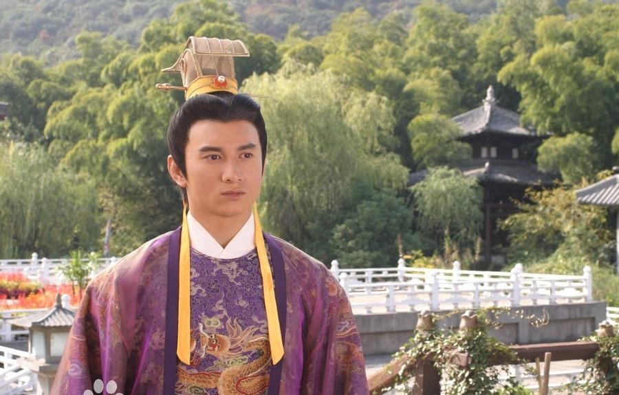 作为皇帝，他是个笑话，作为诗人，他是个神话