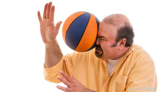 睡前喝太多水眼睛肿怎么办,怎么解决晚上喝水眼睛肿的问题