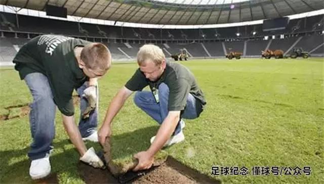 纪念足球礼物,伯纳乌球场草皮纪念品
