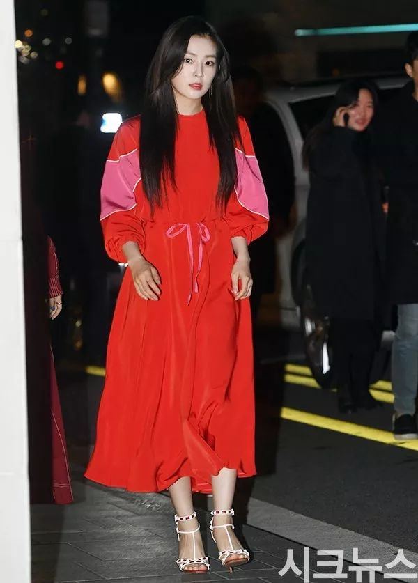 一周爱豆穿衣榜｜允儿领衔众女神短发潮郑氏姐妹一刚一柔美翻天