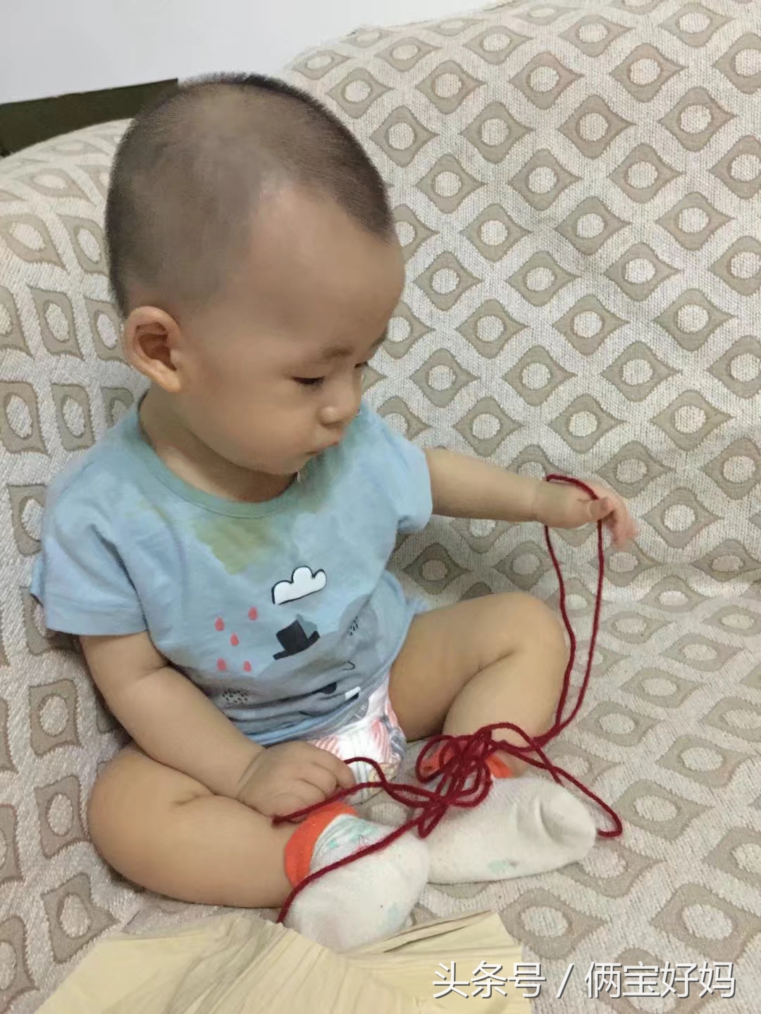 十一个月宝宝突然上吐下泻,11个月宝宝上吐下泻一吃药就吐