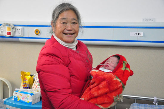 十万火急眼看孕妇要生了可母亲死活不让医生接生，这是怎么回事呢