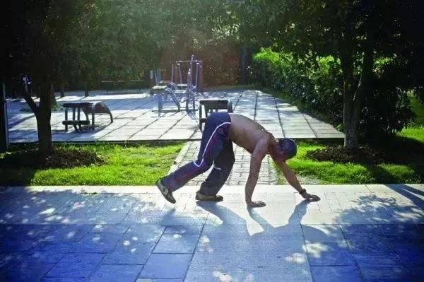 爬行真能治病吗,为什么爬行治疗百病