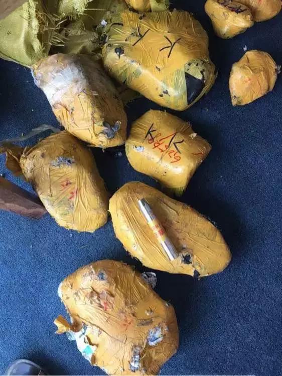 翡翠赌石的12种玩法图片,莫湾基翡翠原石赌石要诀