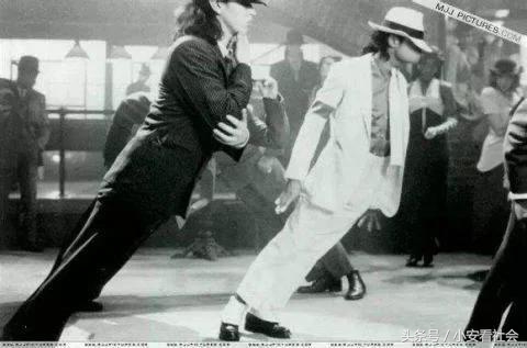 为什么迈克尔杰克逊可以45度倾斜,迈克尔杰克逊45度倾斜经典演唱会