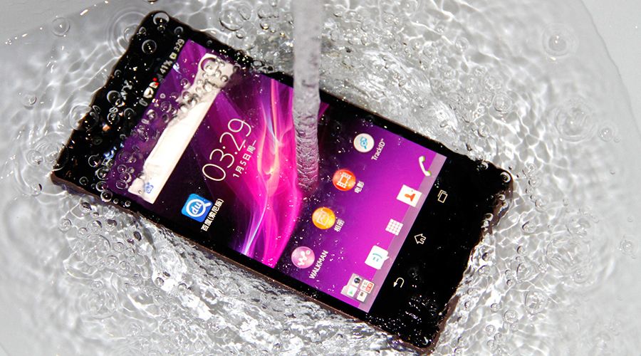 手机掉水里能正常使用就没事了吧,手机掉水里有什么保护措施