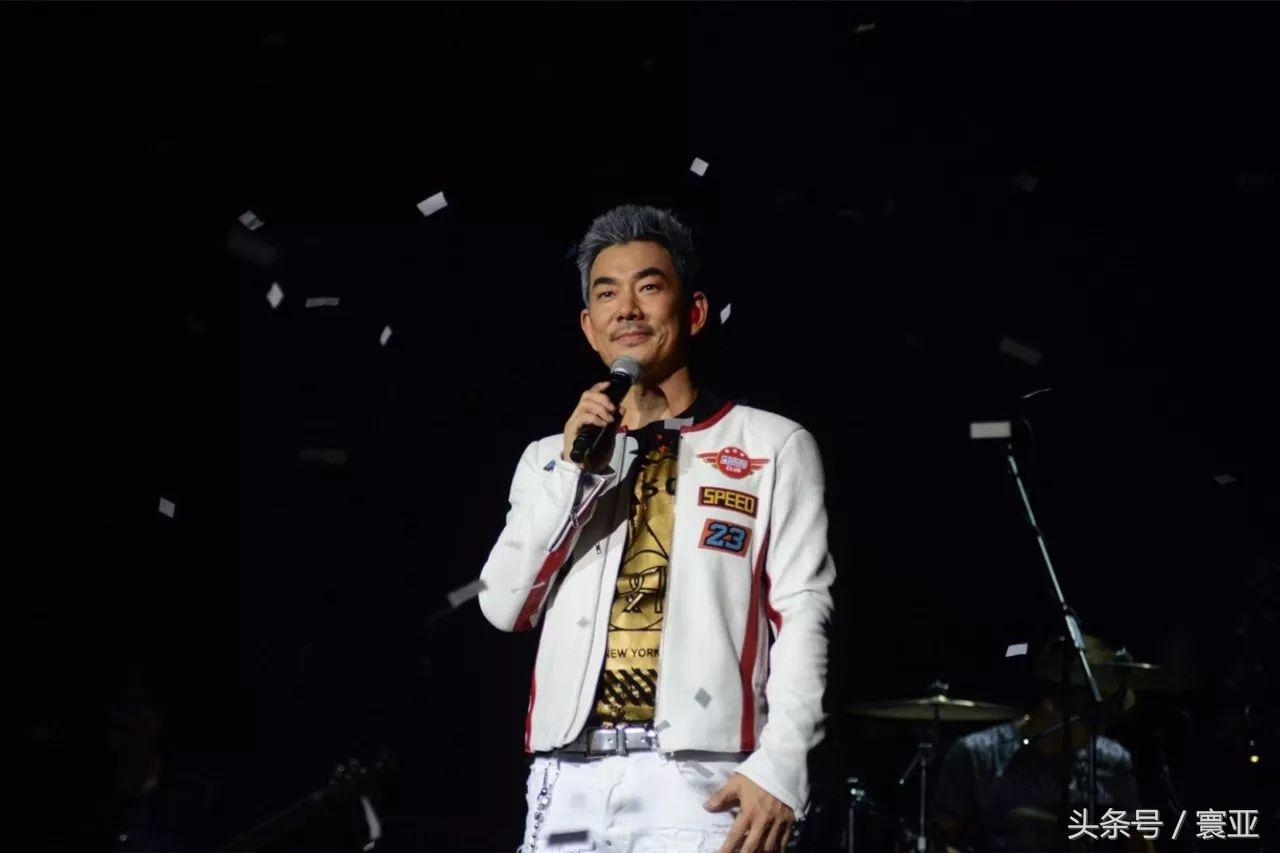 任贤齐云顶开唱气氛沸腾与九孔互耍嘴皮逗乐歌迷