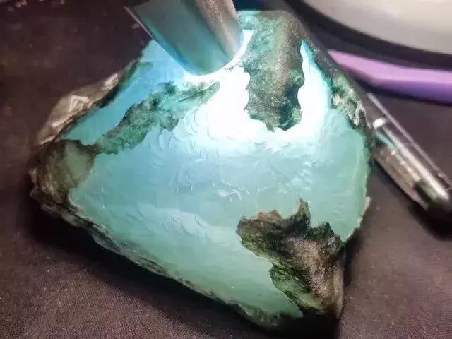 翡翠赌石的12种玩法图片,莫湾基翡翠原石赌石要诀