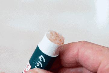 嘴唇干裂起皮接吻是不是好得快,嘴唇干燥涂润唇膏还有其它方法吗