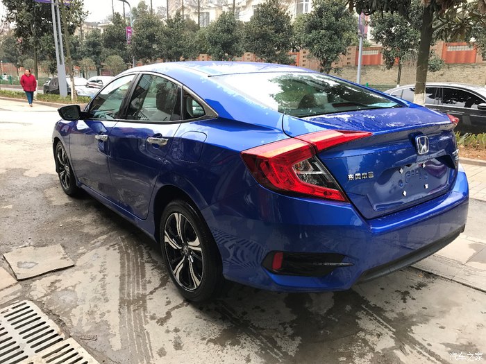 十代思域炫动蓝白色轮毂改装,思域十代炫动蓝内饰